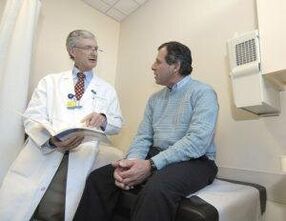 Un hombre con prostatitis en la consulta de un urólogo