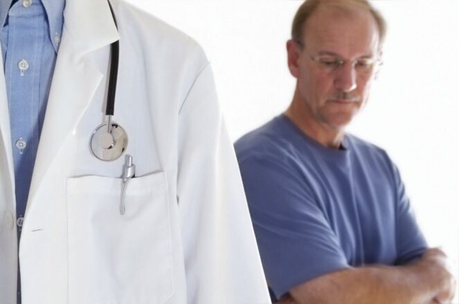 médico y paciente con prostatitis