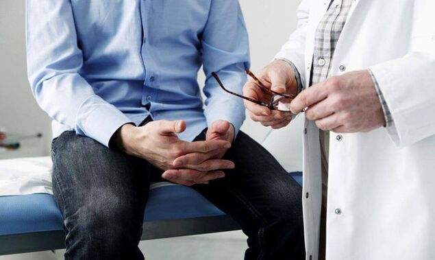 Un hombre de un médico con síntomas de prostatitis