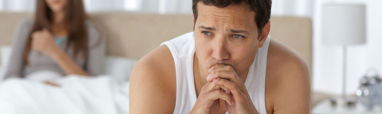 Un hombre que sufre de prostatitis.