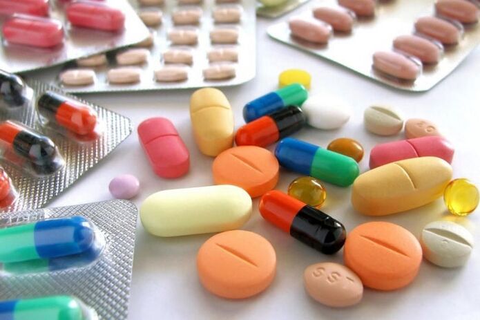 El tratamiento de la prostatitis no está completo sin tomar antibióticos y otros medicamentos.