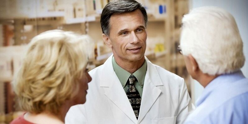 el médico prescribe medicamentos para la prostatitis
